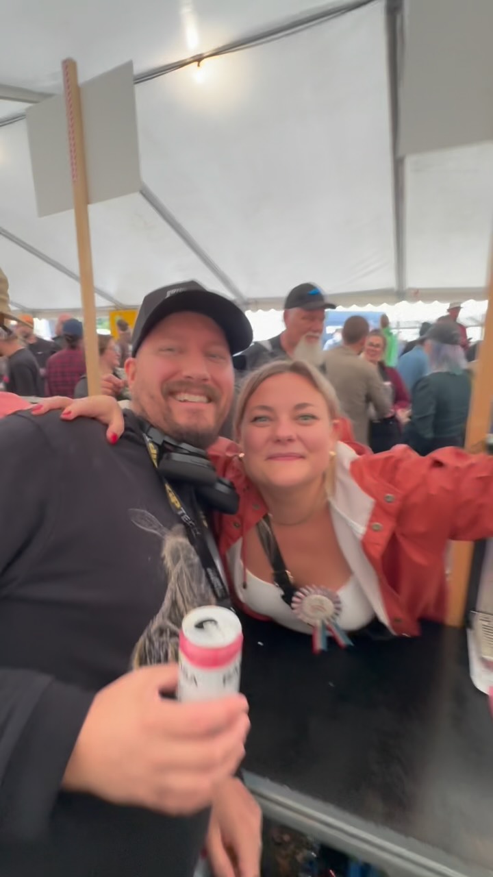 Vautsi vautsi vau! 🇸🇪 Emme ole täällä tekemässä kravattibisneksiä vaan kaatamassa raivokkaasti olutta! 🍻

Tujun viides kerta Brewskivaleilla, eikä edes tunnu siltä, sillä täällä on aina yhtä kotoisaa olla! ❤️ Helsingborgissa vuosittain järjestettävä Brewskival on yksi Pohjoismaiden ja samalla koko Euroopan merkittävimmistä olutfestivaaleista.

Parasta tässä viikonlopussa on se, että meidät ympäröi valtava määrä tuttuja kasvoja. Vuosien varrella alalta on kertynyt ystäviä ympäri maailmaa, ja samaan aikaan on mahtavaa nähdä, kuinka niin moni oluesta kiinnostunut ihminen on löytänyt tiensä festivaalille ja Tujun oluiden äärelle. Tänä vuonna paikalla on peräti 100 panimoa, ja meidän lisäksemme Suomea edustaa kaksi muutakin panimoa. Aika kova kattaus!

Megabailut siis kyseessä! ❤️🍺
-—
Wow wow wow! 🇸🇪 We’re not here for any f***ng tie business, we’re here to pour beer like maniacs!

This is Tuju’s fifth time at Brewskival, and it honestly doesn’t feel like it, because it always feels just as much like coming home! ❤️ Brewskival, held annually in Helsingborg, is one of the most significant beer festivals in the Nordics and, at the same time, in all of Europe.

The best part of the weekend is being surrounded by so many familiar faces. Over the years, we’ve made friends all around the world through the beer industry, and at the same time, it’s amazing to see how many people who love beer have found their way to the festival and to Tuju’s beers.
This year, there are no fewer than 100 breweries taking part, and alongside us, two other Finnish breweries are representing Finland. What a lineup!

It’s one hell of a party! ❤️🍺