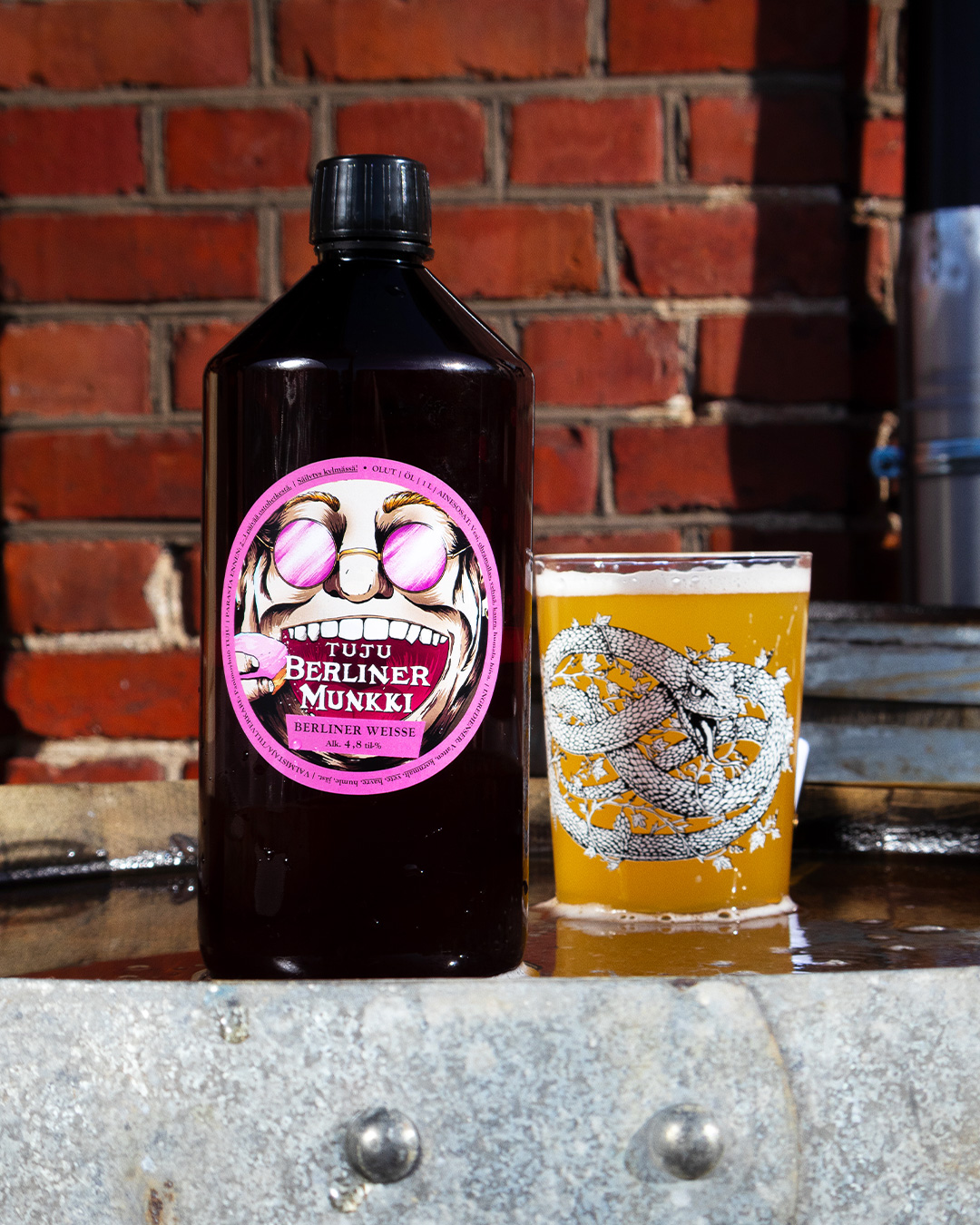 ***Pönikkäaika!***
📿Berliner Munkki 4,8% | Berliner Weisse | Motueka 🍩

Katoppas tätä! Nyt on aika leikitellä makusiirapeilla ja ottaa harras, berliininmunkkimainen ote elämään. Berliner Munkki on raikas, hapan ja suloisen hedelmäinen Berliner Weisse, joka taipuu myös erityisesti klassiseen mit Schuss -meininkiin. 

Käytännössä kotona pääset vähän lorauttelemaan ja lirauttelemaan esim. vadelmamakusiirappia ja katso, mihin tämä homma oikein johtaa.

"Pohjolan samppanja" on tämän viikon böneksi, joten luonnollisesti hae omasi Tuju Taproomista! Ei sisällä munkkia eikä rinkilää!

https://www.panimotuju.fi/tuote/berliner-munkki-48/