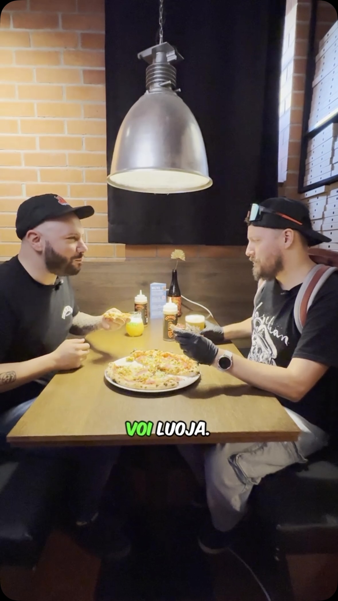 🔪 TUJU X WARPIGS BREWPUB (DK) — DEATH METAL -PIZZA 🔪

Tuju toi @warpigs_brewpub_cph 1086 kilometriä lähemmäksi! Olutkollabot ovat niin passé. Pizzakollabot ovat seuraava iso juttu!

Hommat ovat menneet nyt vielä isommiksi, sillä oluistaan ja Texas BBQ -meiningistään tunnettu Warpigs lennähti Lappeenrantaan ja me puolestamme toimme heidät pizzaskeneen.

Warpigsin uuni on sen kokoinen, että sinne mahtuisi koko meidän keittiø lämmittelemään. Itse reseptiikassa kaivauduttiin lihaveitsin Warpigsin ytimeen, joten vegaaninen pizza ei tällä kertaa ollut vaihtoehto.

BBQ, mac & cheese ja coleslaw piti saada kaikki mukaan, joten Tujun tomaattikastikkeen ja Fior di Latte -mozzarellan kaveriksi päätyivät Jukolan cheddar, BBQ-marinoitu broileri, omena-pekonihillo, kirkas coleslaw, pikkeløity punasipuli, aprikoosi-savumajoneesi ja ruohosipuli.

Lopputulos on Death Metal Pizza. Ruokajuomaksi suositellaan piimää ja taustamusiikiksi jazzia, jossa on enintään PG13.

Ja jos Tanskaan on vähän turhan pitkä matka, ei hätää. Tuju on nyt tuonut Warpigsit 1100 kilometriä lähemmäksi.