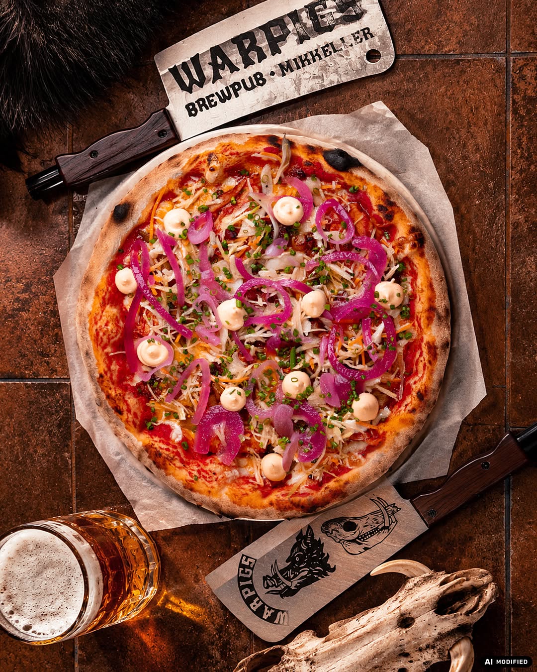 🍕Tuju x @warpigs_brewpub_cph - Death Metal -Pizza🤘

Olutkollabot ovat niin passé. Pizzakollabot ovat seuraava iso juttu!
Tuju toi legendaarisen køøpenhaminalaisen Warpigs Brewpubin hieman lähemmäksi!

Death Metal -pizzan kanssa haettiin Texas BBQ:sta tunnetun Warpigsin ydintä ja saatiin aikaiseksi melkoinen mättø! BBQ, mac & cheese ja coleslaw piti saada kaikki mukaan, joten Tujun tomaattikastikkeen ja Fior di Latte -mozzarellan kaveriksi päätyivät Jukolan cheddar, BBQ-marinoitu broileri, omena-pekonihillo, kirkas coleslaw, pikkeløity punasipuli, aprikoosi-savumajoneesi ja ruohosipuli.

Painokkaasti voidaan todeta, ettei tämän jälkeen nälkä vaivaa! Saatavilla nyt Tuju Taproomista!