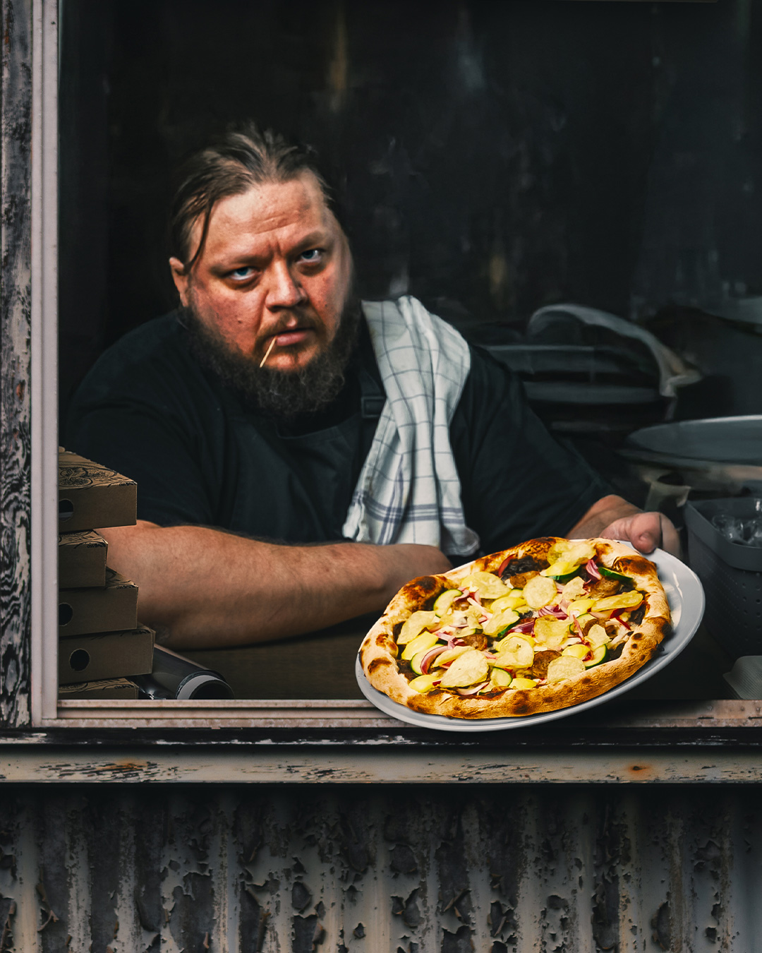 🥔 Makkispekkis -pizza 🌭

Täältä se taas tulee, Tuju Taproomin oman snägärin vakioannos. Se yksi perussääntö pitää meilläkin paikkansa - mukana pitää olla sinappia!

Makkispekkiksemme sisältää Pyövelin sinappista pizzakastiketta, Fior di Latte -mozzarellaa, tuoretta oreganoa, Tilateurastamo Ikosen tuoremakkaraa, raikasta tuorekurkkusalaattia, sitruuna-aiolia ja rouskuvia perunalastuja.

Turha tulla pihalle aukomaan. Tule vaan rohkeasti peremmälle!
